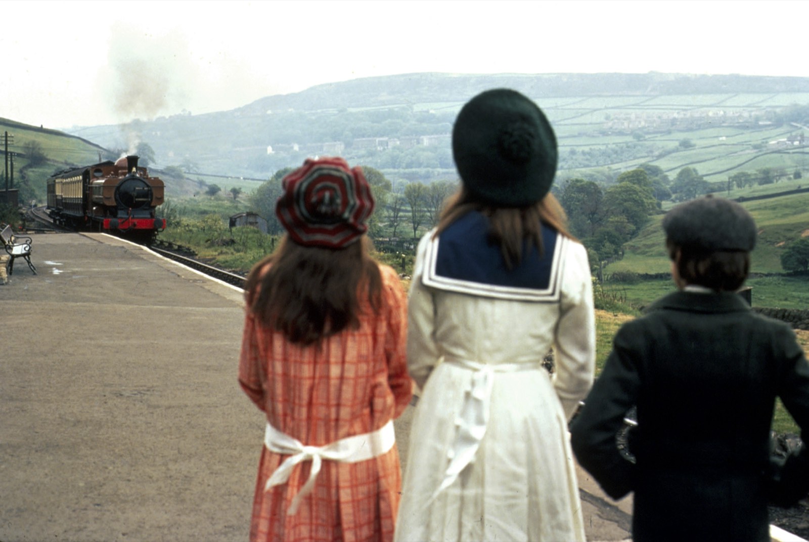 The railway children. Дети железной дороги (1970). Дети железной дороги Эдит Несбит фильм. Дети дороги фильм 1970. Армения детей фильм 1970.